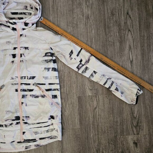 Lululemon Windbreaker Hooded Jacket Abstract White Black Print – Women’s - Picture 5 of 7